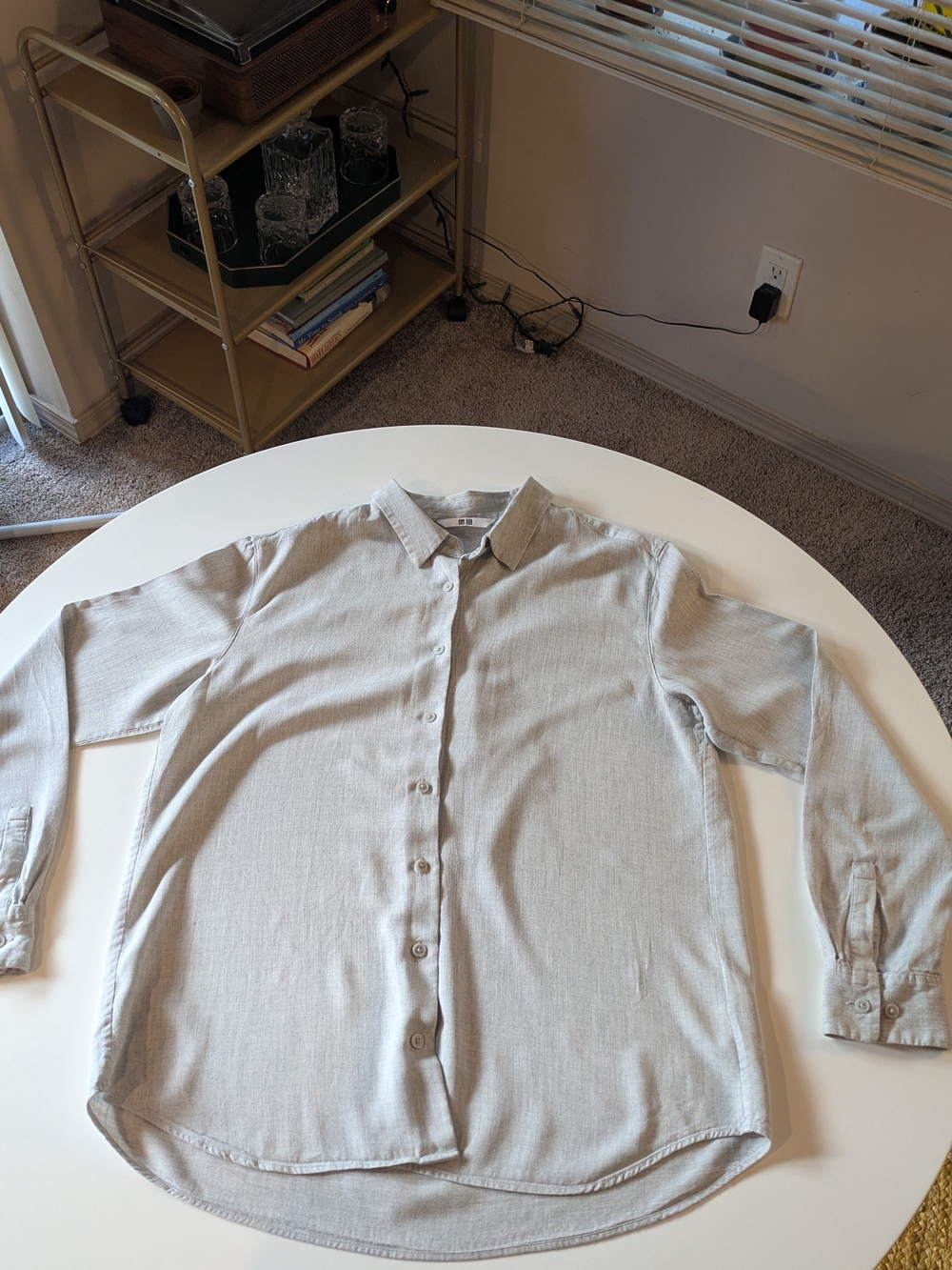 Uniqlo Long Sleeve Button Up Shirt 100% Rayon Light Grey S Relaxed Fit